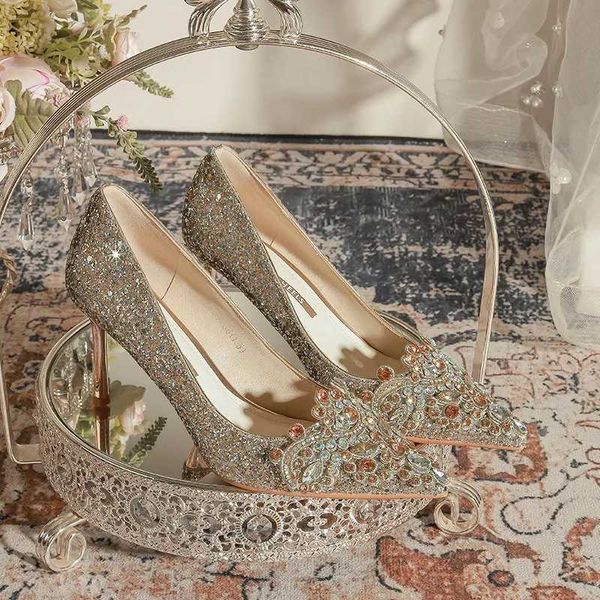 Sapatos de vestido saltos altos dourados 2023 French High Sense Show He Wedding Shoes Walk Modelo Modelo Profissional Sapatos para mulheres
