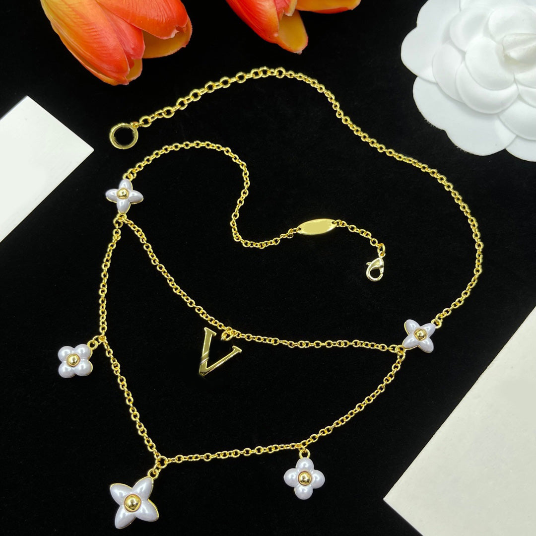 Designer Necklace Luxury Pearl Clover Pendant Necklace Gold Silver Plated Chain Necklace Flower Charm Chokers Statement For Men Women Classic Fashio