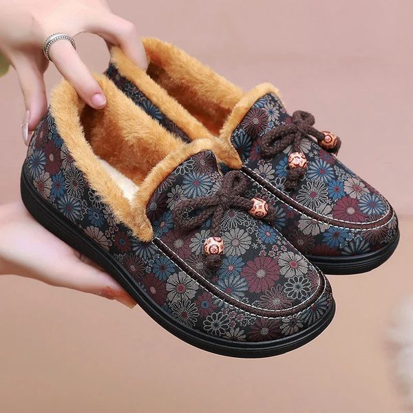 Winter Old Beijing Cloth Shoes Anti slip Soft soled Mothers with Thick Velvet Warmth Lady Boots 250110