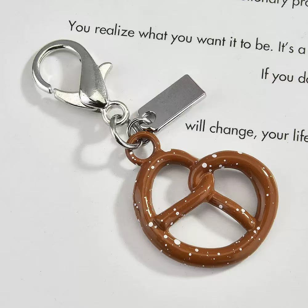 Fashion Designer Small Pretzel Bag Charm Co Cherry Mini Keychain Handmade Heart Pattern Car Phone Bag Charm Hanging Decoration Pendant Accessories