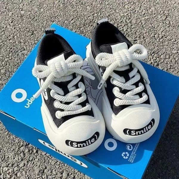 Little White Shoes for Women 2023 New Four Seasons Shoes de couro solado de espessura Sapatos de tábua de superfície feia e fofa Sapatos de