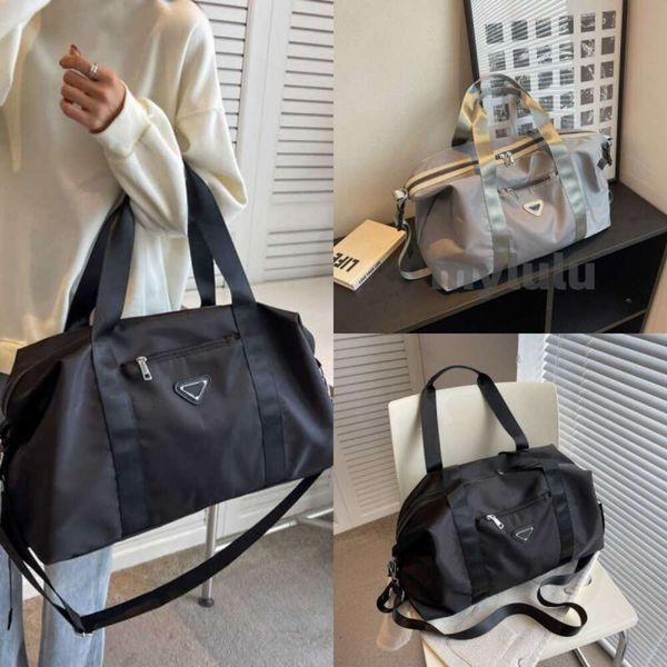 Lightweight and high-capacity bag for womens short distance business travel clothing storage yoga fiess mens carry on lage wallet exit