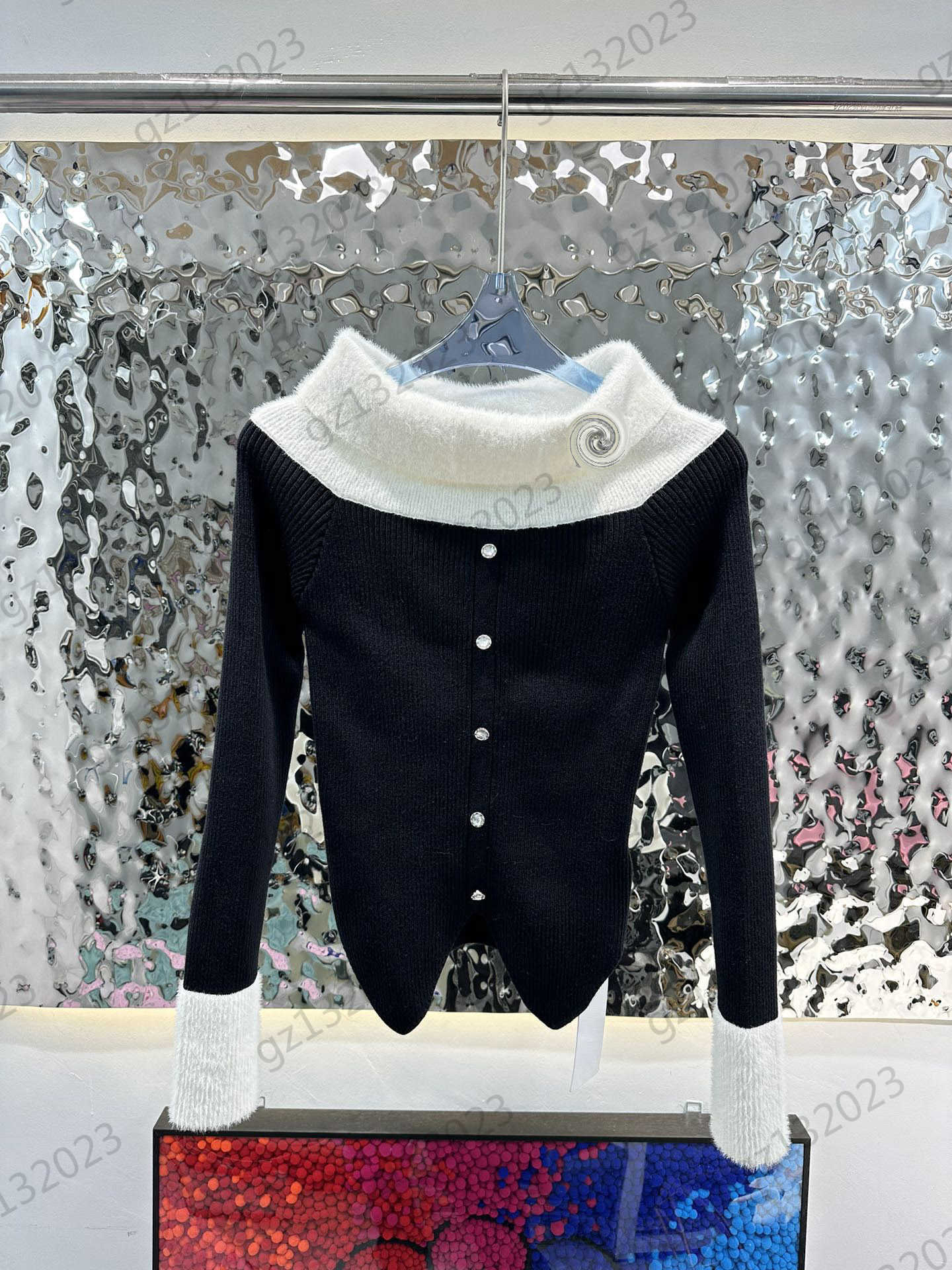 Womens Sweaters Contrast Color One Line Shoulder Hot Drill Logo Decoration Knit Sweater Irregular Hem Design Slim Knitwear Fashion Women Clothing