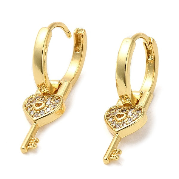 Boucles d'oreilles créoles pendantes en laiton avec clé en forme de cœur en zircone cubique
