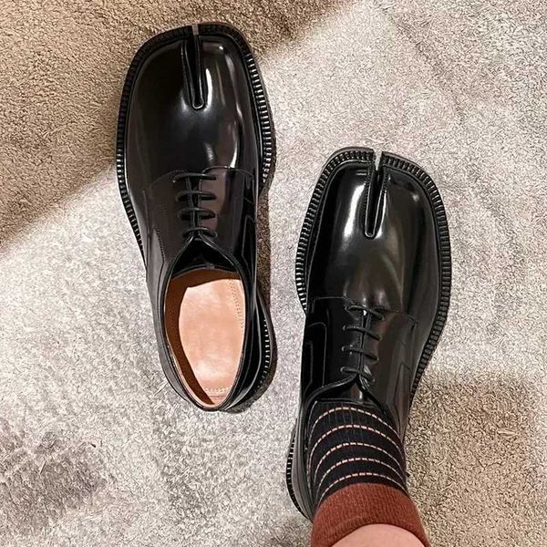 Split Toe Horse Shoe for Mens Thick Sole Loafers Shoes Tabi Shoes Patent Leather Korean Versi Trend Casual Shoes 2025 BrandXJ250113