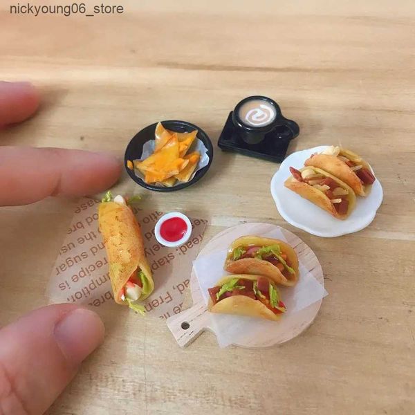 Baby Toy 112 escala de bonecas em escala Tacos Burrito de assadeira para Blyth Ob11 BJD Doll House Kitchen Play Toys Acessórios L240910