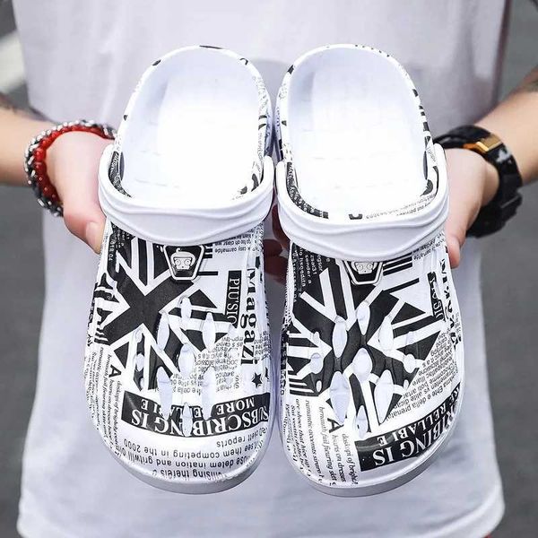 Slippers MAEDEF Hole Shoes Mens Summer Sandals Ligtweight Trend Home Clogs High Quality Men Baotou Slippers Outdoor Comfortable Sandals z241