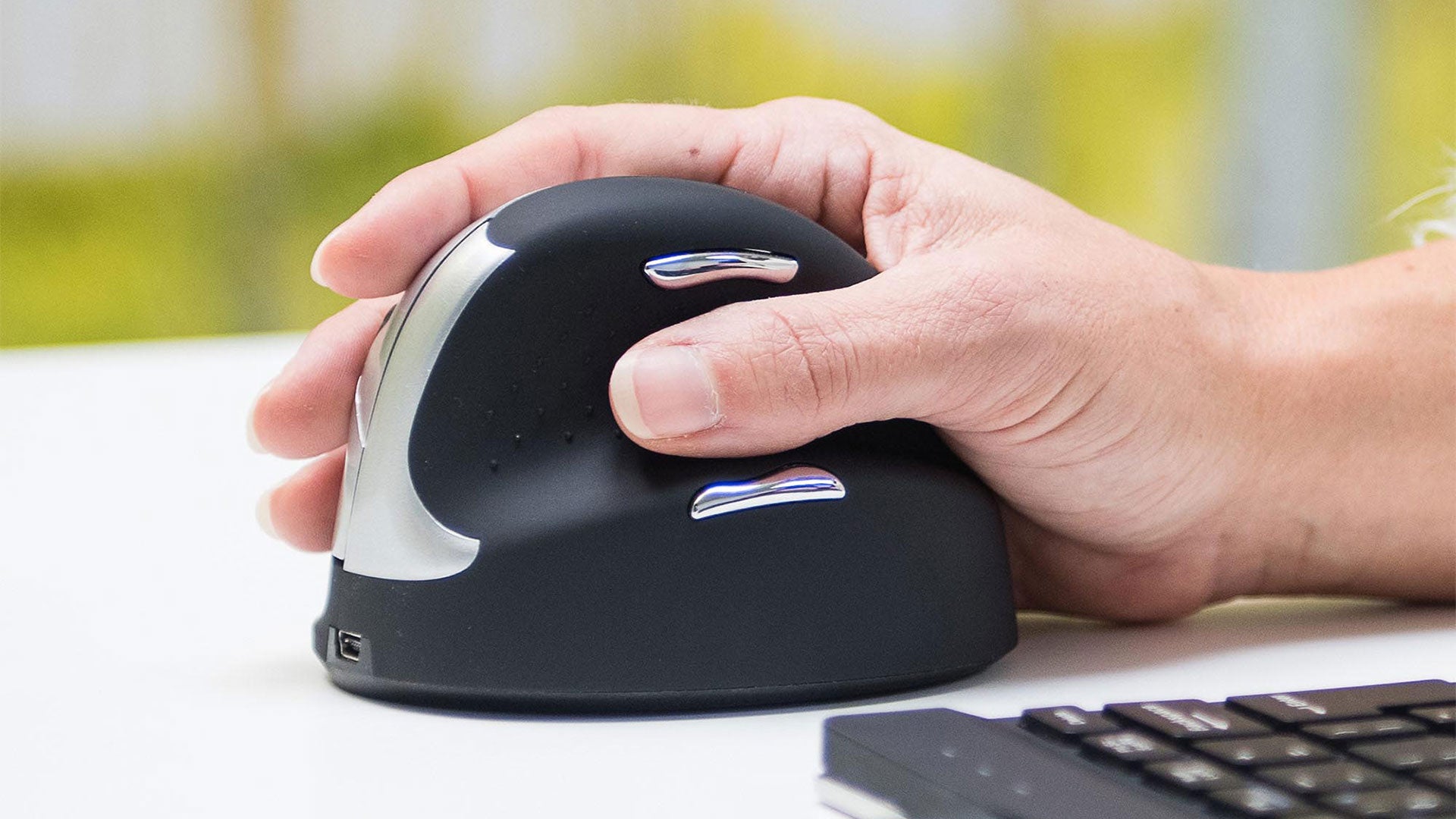 R-Go-Tools Wireless Vertical Ergonomic Mouse: Ergonomic Right - Medium