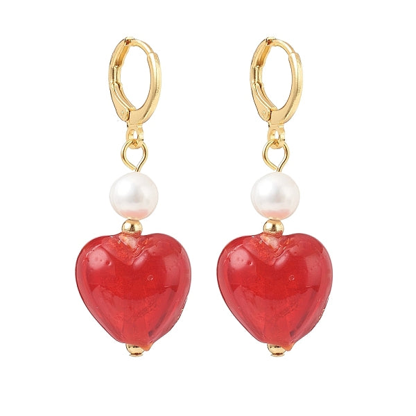 Boucles d'oreilles pendantes coeur en verre rouge avec perle naturelle