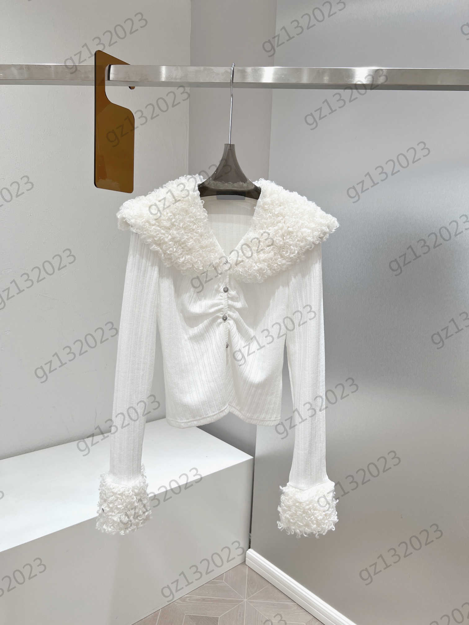 Womens Sweaters Chest Fold Design Solid Color Fur Collar Knitted Cardigan Fluffy Cuffs Slim Designer Short Knitwear Fashion Brand Women Apparel