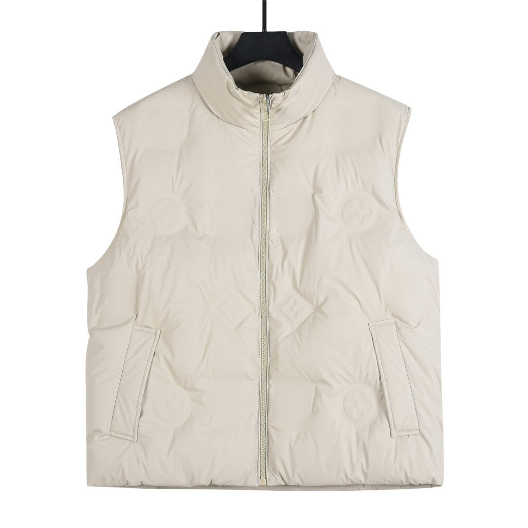 The designer has created 1:1 leather vest jackets and down jackets for both men and women, presenting a luxurious and fashionable trend