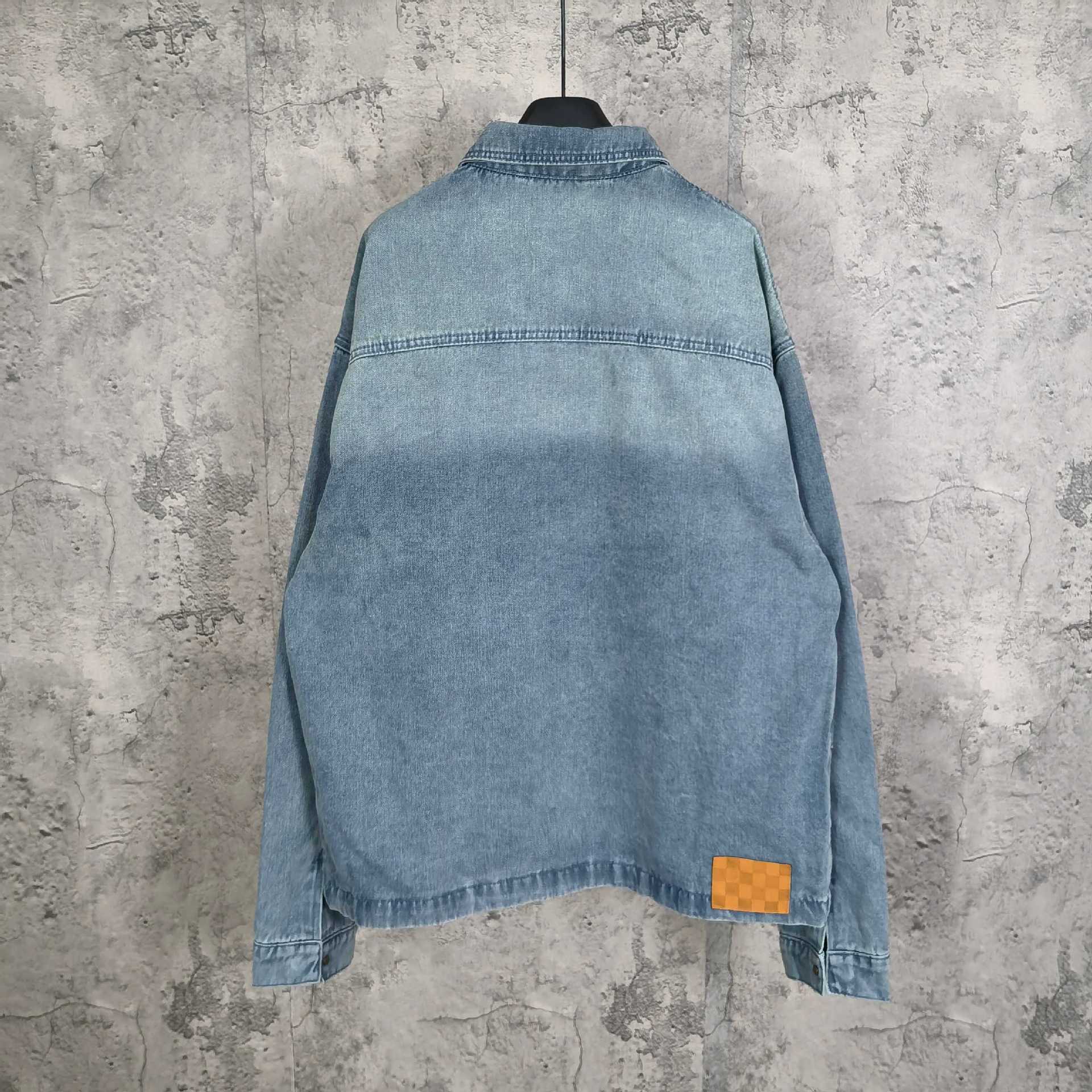 Men&#039;s clothing designer&#039;s hardware letters are loose, casual, luxurious, fashionable, long sleeved denim cardigan jacket suitable for both