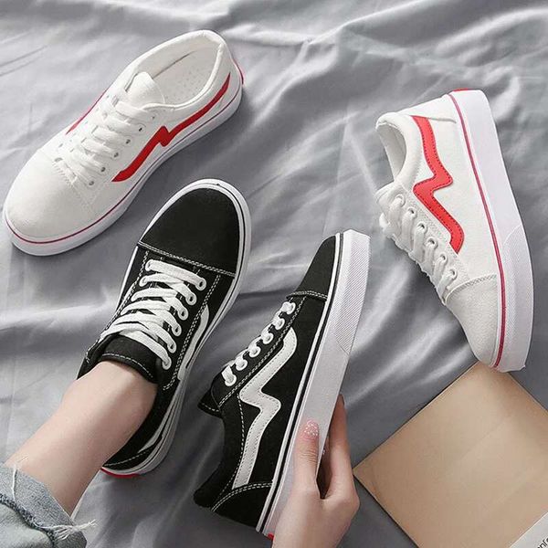 2024 New Canvas Black White Striped Woman Breathable Skateboarding Sneakers Students Leisure Flat Board Shoes Versatile