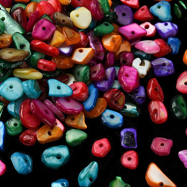 1 hebra de cuentas de concha teñidas con chips naturales