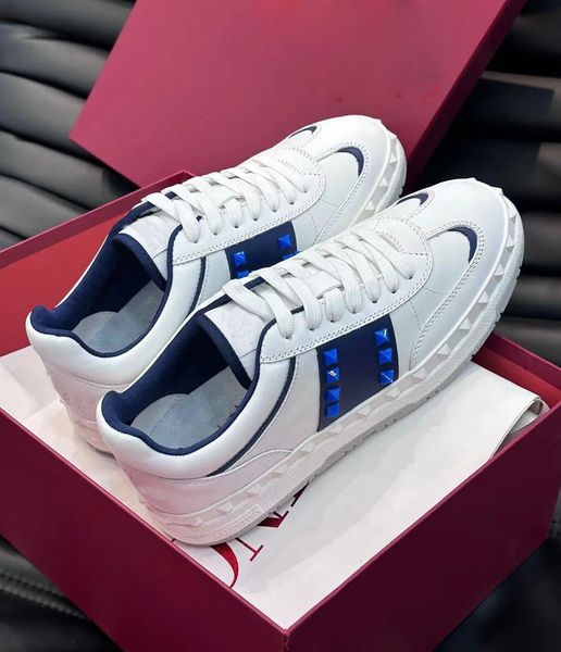 2025 Top Luxury Low Top Men Signature Studs Sneakers Shoes White Black Calfskin Leather Rivets Rubber Sole Trainers Comfort Skateboard Walki