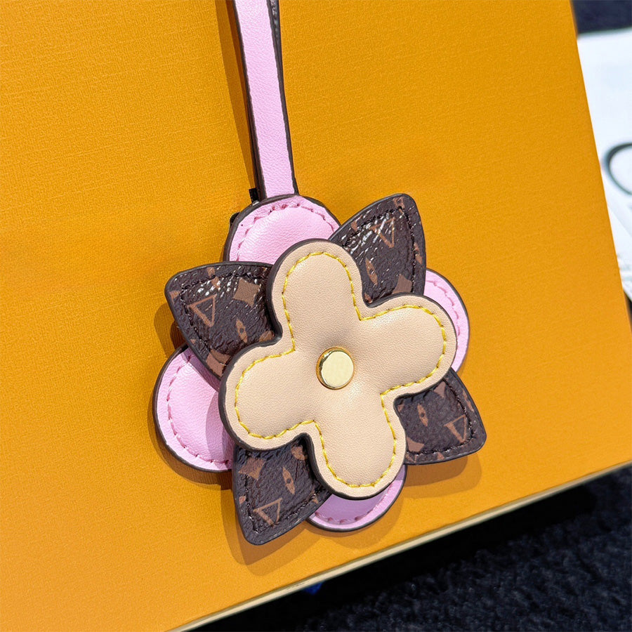 Keychains Designer Lanyards Lover Keychain Fashion Chocolate Floral Pattern Handmade Leather Hanging Rope Men Car Keychain Women Headphone Bag Keych