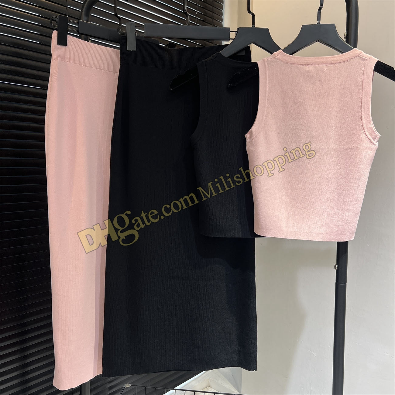 24SS Ice Silk Vest Skirts Set Tanks Top Knitted Two Piece Dresses Interlocking Letter Jacquard Beach Skirts Women Designer Clothing