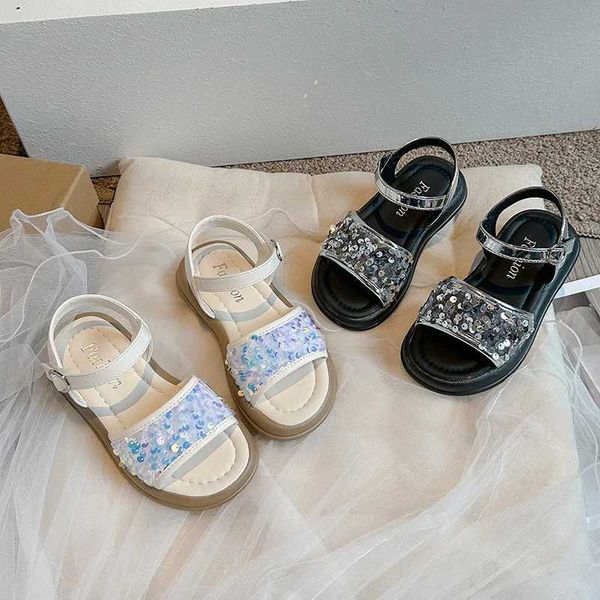Sandals Girls Sanes Sandals 2024 New S Sweet Princess Shoes com lantejoulas brilhantes Fashion Fashion Shoes de praia versátil para férias S