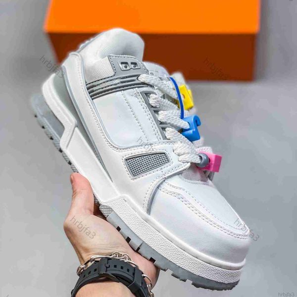 2024 Novos sapatos de grife masculinos luxuosos tênis lvse feminino de moda de moda clássica de couro impresso feminino lutshoes triplos bra