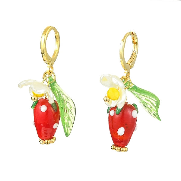 Fraise au chalumeau avec boucle d'oreille pendante en forme de fleur perlée en plastique