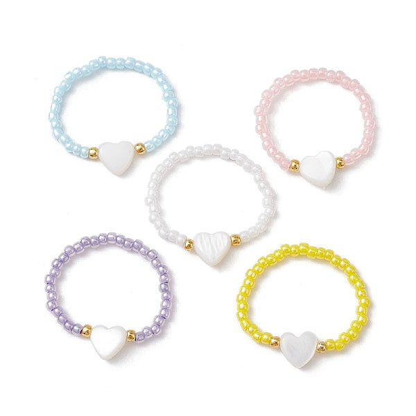 Coeur de coquille naturelle et anneaux extensibles perlés de graines de verre