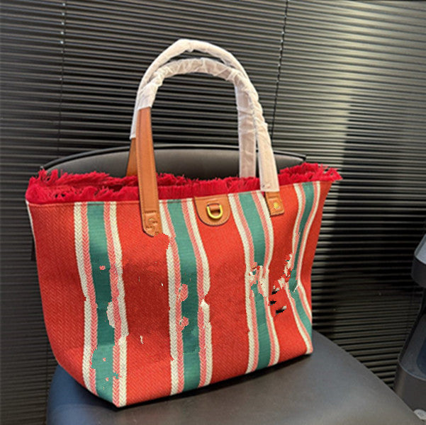 The lazy holiday bag is made of eye-catching striped herringbone cotton canvas, with exquisite embroidery on the front, making the entire design eve