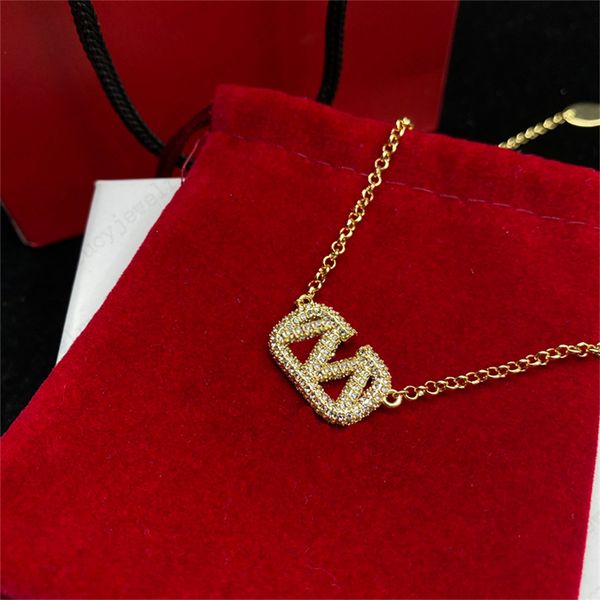 Fashion Necklaces Pearl Choker Necklace Letter Designer Classic Pendant Personality Design 7 Options Pendants
