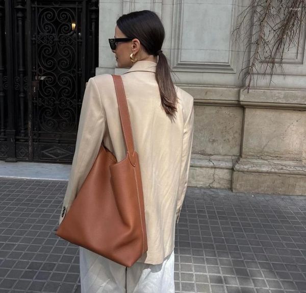 Shoulder Bags Elegant Handbag Lined With Suede Trendy Touch Showcasing Brands Master Craftsmanship Classic Engraved LockSpacious BagX240827