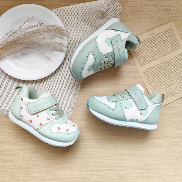 Little Cherry Baby Sports Shoes: Mesh respirável superior, design de trevo, tênis de garotas inspiradas em Forrest Gump, primavera e outono,