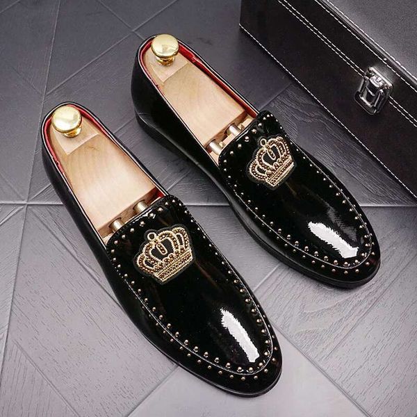 New Men Casual Patent Leather Pointed Toe Embroider Crown Business Leisure Black Wedding Dress Shoes