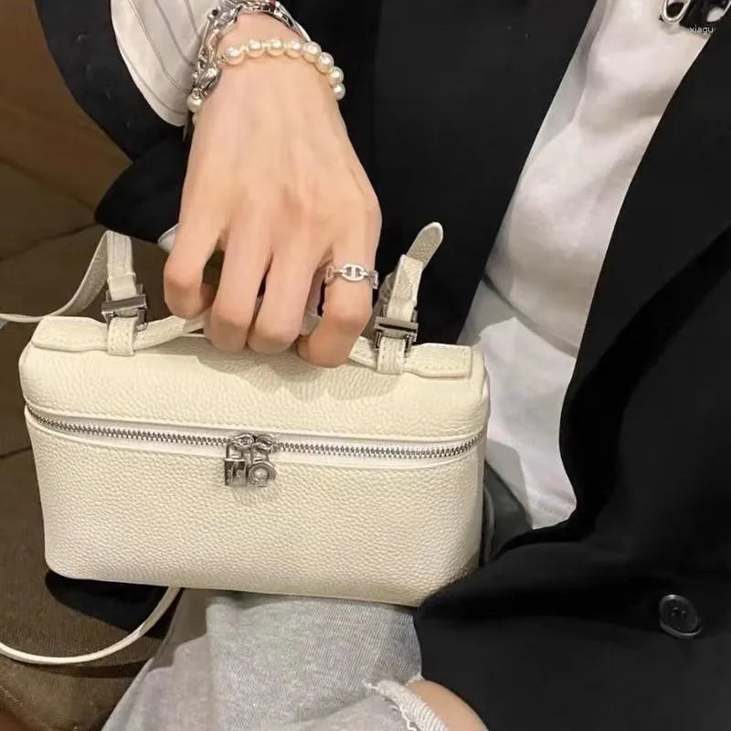 Designer Travel Organizer with Marked Cowhide Clutch Handbag Simple Shoulder Bag Women&#039;s Lunchbox Cosmetic Bag001