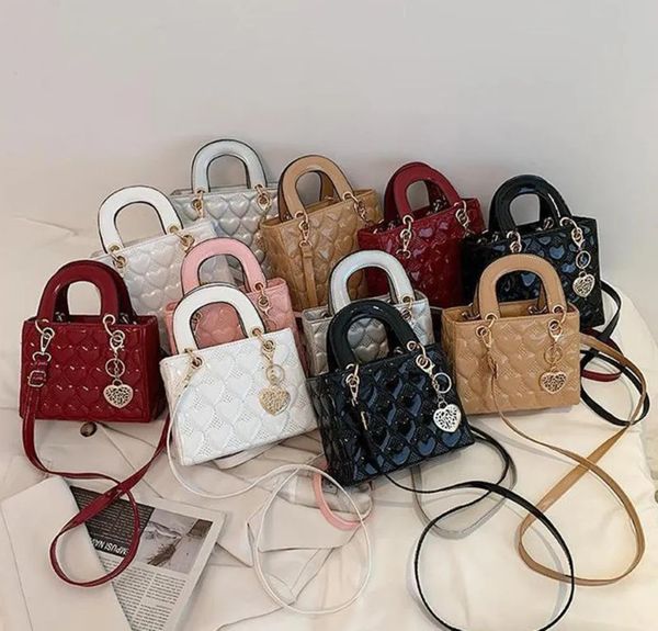 High quality Design bag Evening Bags Heart Embossed Designer Leisure Handbags Chic Luxury Patent Leather Small Shoulder Messenger Purses Wom