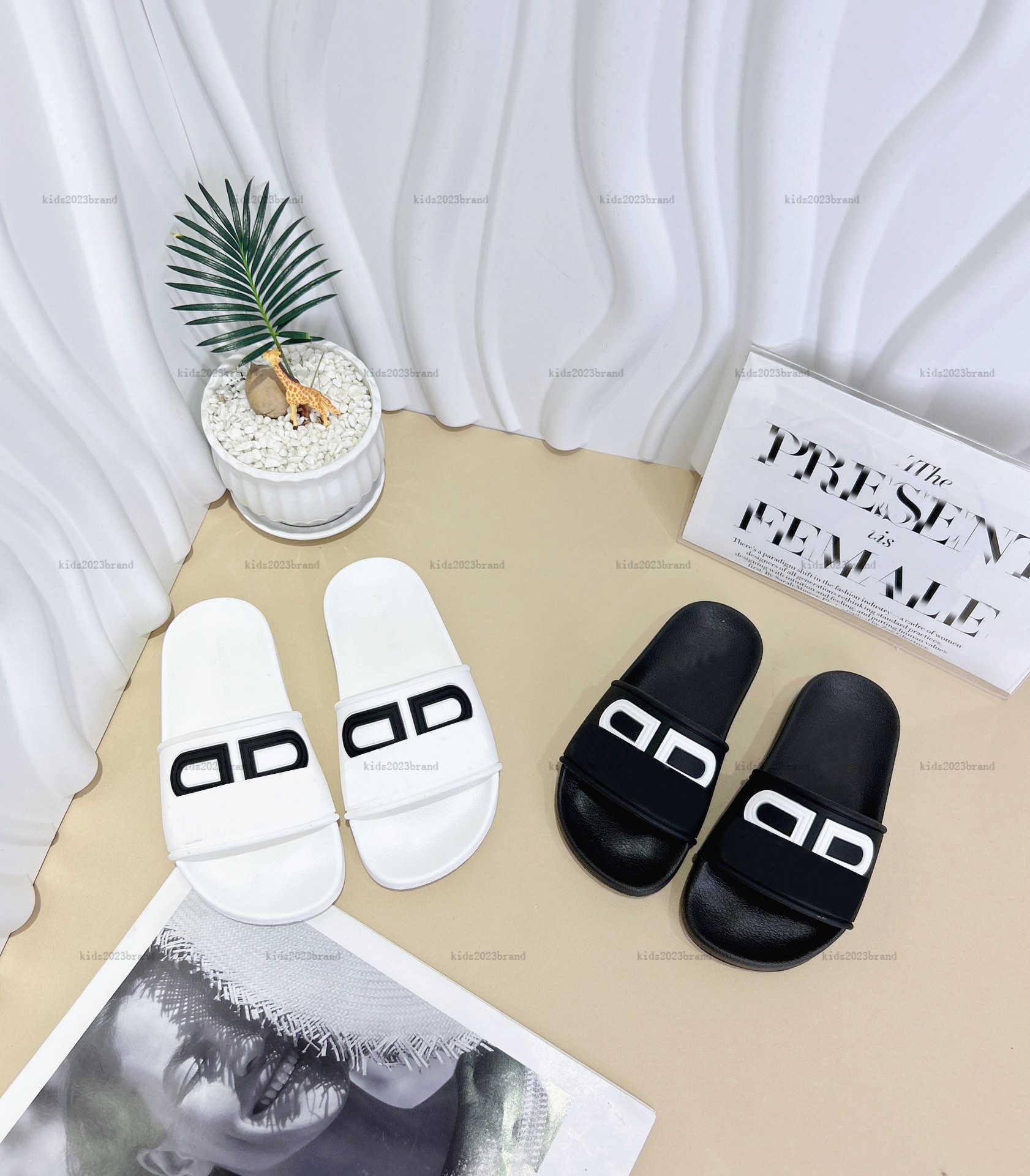 New kids slippers Black and white logo design baby shoes sizes 26-35 Including shoe box summer boys girls Sandals