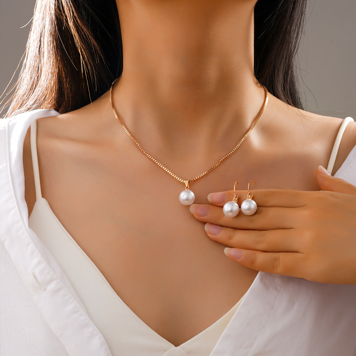 Europe and the United States jewellery set of fashion light luxury pearl necklace earrings two-piece set of niche design senior sense of jewellery