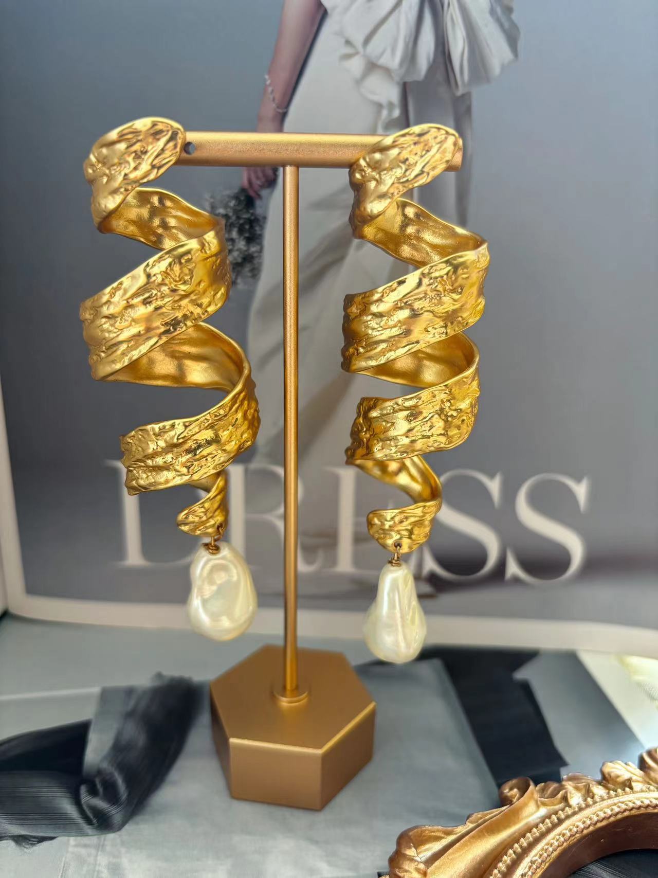 New Designed women pearl pendant earring ear studs hoops brass gold plated Designer Jewelry Schiaparelli-e59