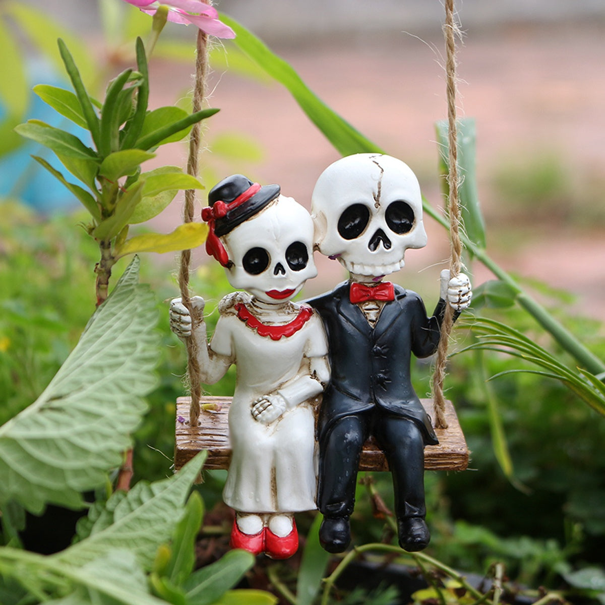 TEMU Swing Skeleton Couple Statue Outdoor Halloween Decoration, 3.3-inch Resin Skeleton Statue Hanging Accessory, Lawn Courtyard Decoration, Skeleton
