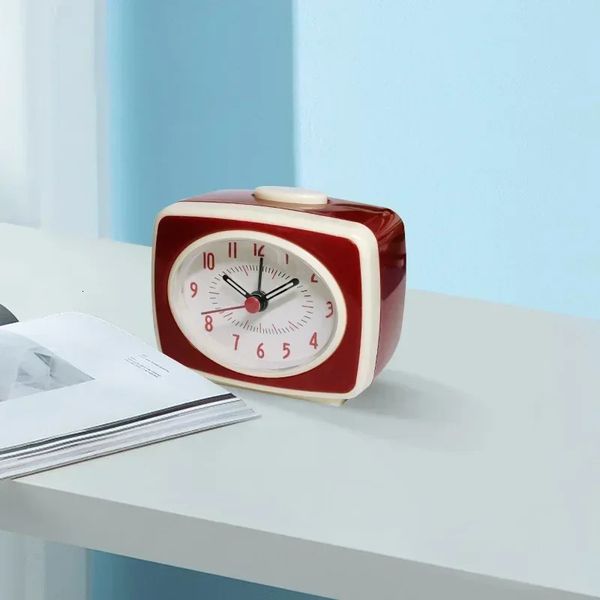 Vintage Alarm Clock with Fluorescent Hands Emotional Interior Decoration Prop Battery-Powered Desktop Clock Home Gift 241212