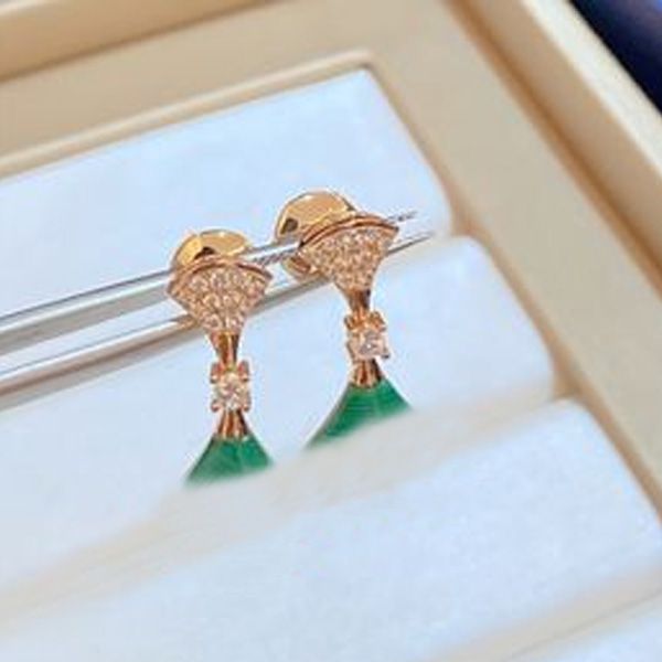 Women Earrings From a Luxury Brand Designer Scalloped Mother-of-Pearl Earrings Stylish and Luxurious Wedding Jewellery High Quality, Non-fad