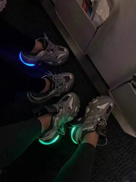 Designer Women Mens Casual Shoes Casual LED 3 3.0 Sneakers Paris Lace Up Up UnisEx Luxury Trainers Room Sapatos Outdoor Sapatos Black Runnin