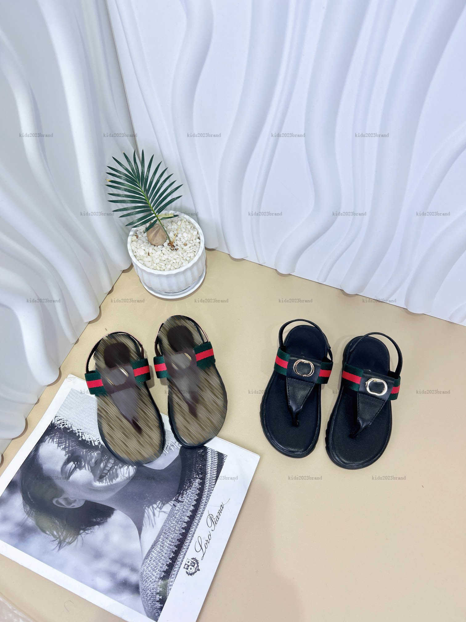 New baby Sandals Metal logo decoration baby Flip flop Kids shoes Cost Price Size 26-35 Including cardboard box girls Slippers