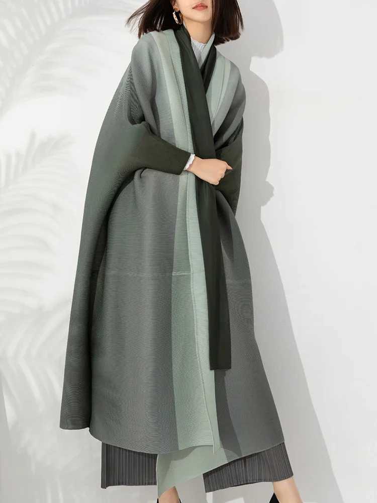 Miyake Gradient Pleated Trench Coat for Women Bat Sleeve Scarf Collar Long Windbreaker Female Fashion Clothing Capas Para MujerX240921