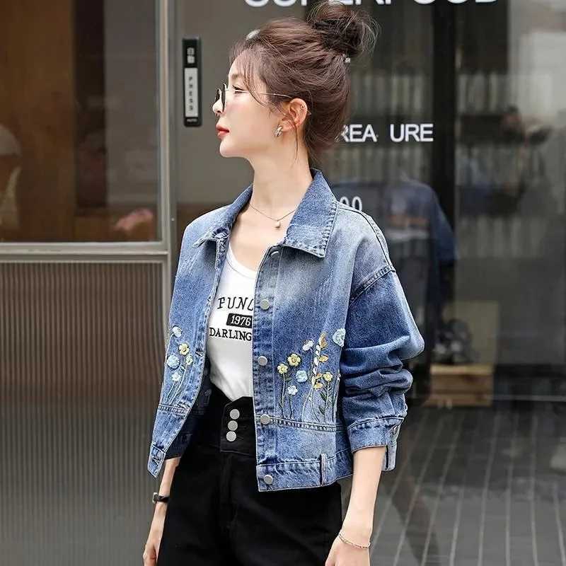 2024 Winter New Casual Denim Jacket Women Embroidered Denim Short Jacket Women Casual Fashionable Denim Coat Top OuterwearX240920