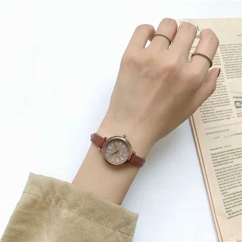Retro Fashion Women Watches Small Round Dial Ladies Wristwatches Vintage Leather Bracelet Watch Female Clock Relogio FemininoX240920