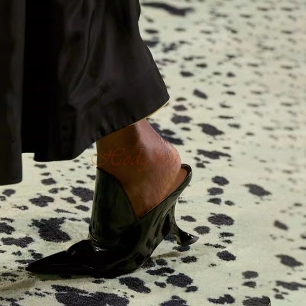 Sandálias Novo estilo estranho de pé pontual de couro sólido salto alto deslize em bombas women shoes sexy primavera no verão designer pista