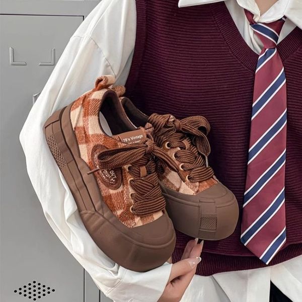 Versão coreana de Ugly a fofo Big Head Bread Shoes para mulheres no início do outono 2024, sapatos brancos de solada grossa de couro novo, s