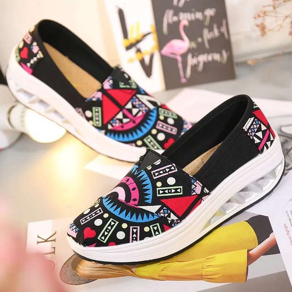 Sneakers de caminhada 2024 nova moda Slip-On Shake Shake Sole Wedges Women Women Chunky Shoes Atos de Mujer