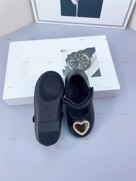 Classics toddler Leather shoes baby shoes Size 21-28 Box Packaging designer girl Flat shoes Metal heart decoration infant walking shoe