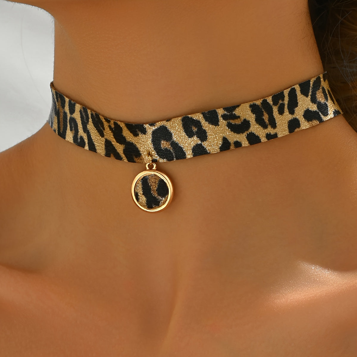 TEMU Women's Retro Leopard Print Choker Necklace - Golden-tone Circular Pendant, Soft Fabric Material, Hip-hop & Vintage Style Everyday Casual,