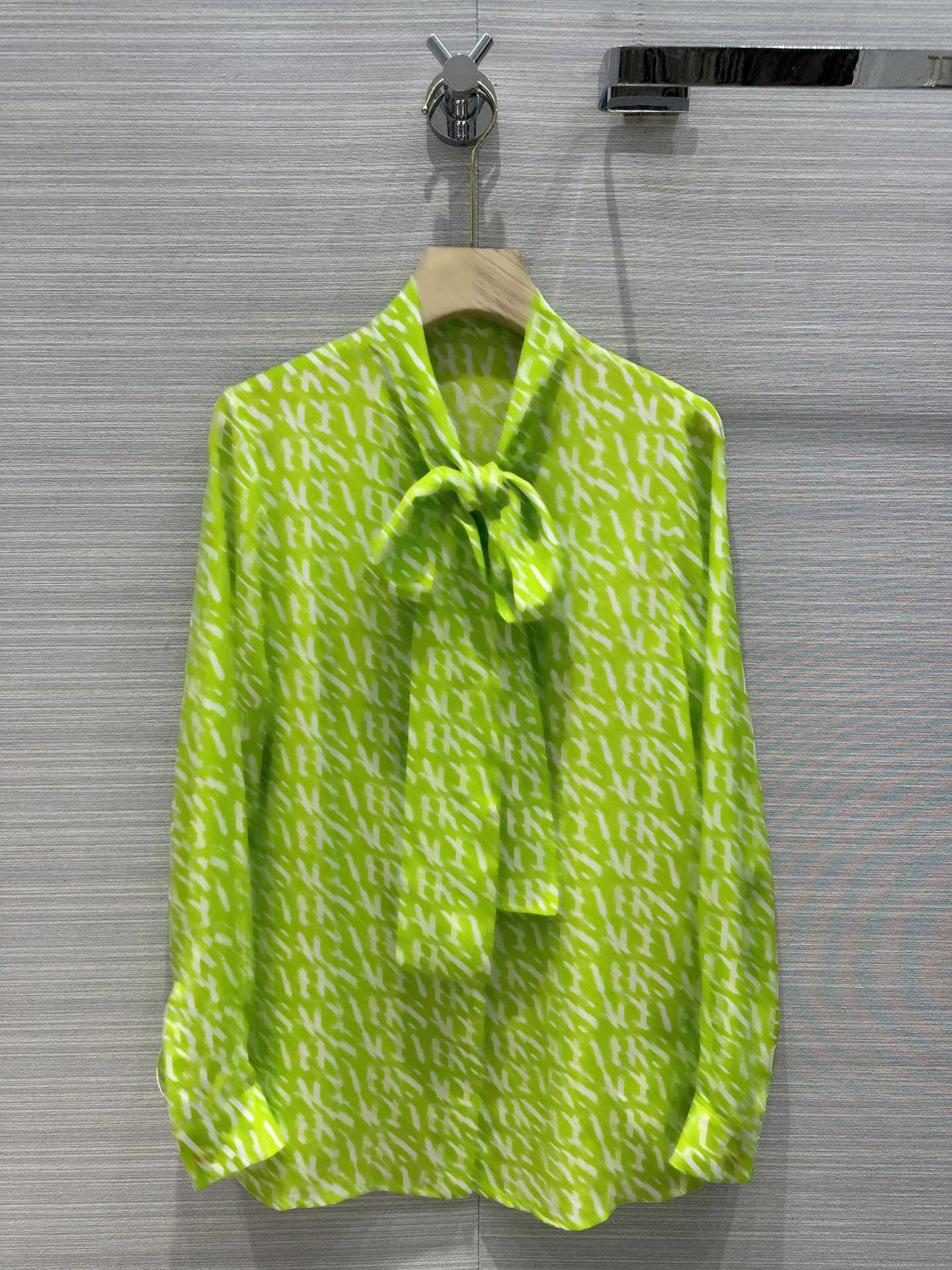 Luxury Blouse Shirts Brand Letter Print Lapel Bow Trim Designer Shirt Metal Cufflinks Embellish Long Sleeves Casual Tops Blouses For Women Green