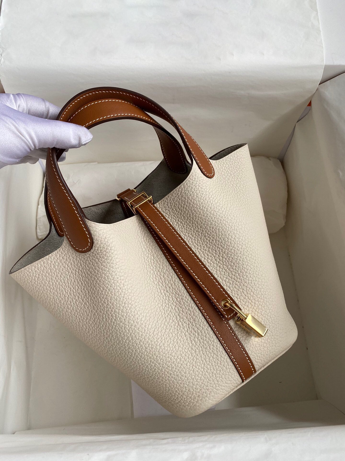 Women&#039;s Solid Color Handbag with Leather Strap - High-Quality Designer Shoulder Bag for Everyday Use